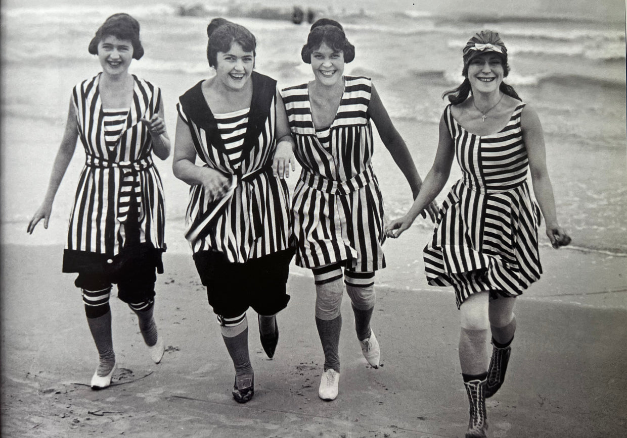 The history of the swimsuit, women wear one-piece swimming costumes in 1924