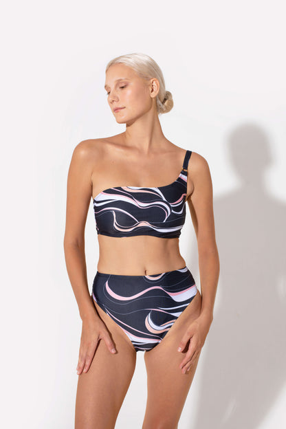 sustainable swimwear for large women. bandeau bra in black color that flatters the bust and the arms. Full coverage swimwear
