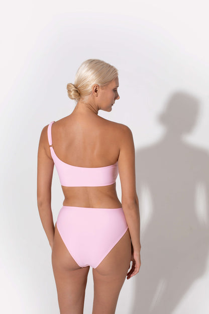 comfortable bikini bra that is made from sustainable fabrics is made so you can swim in it or run after your kids on the beach. Be comfortable and stylish in Koraru swimwear